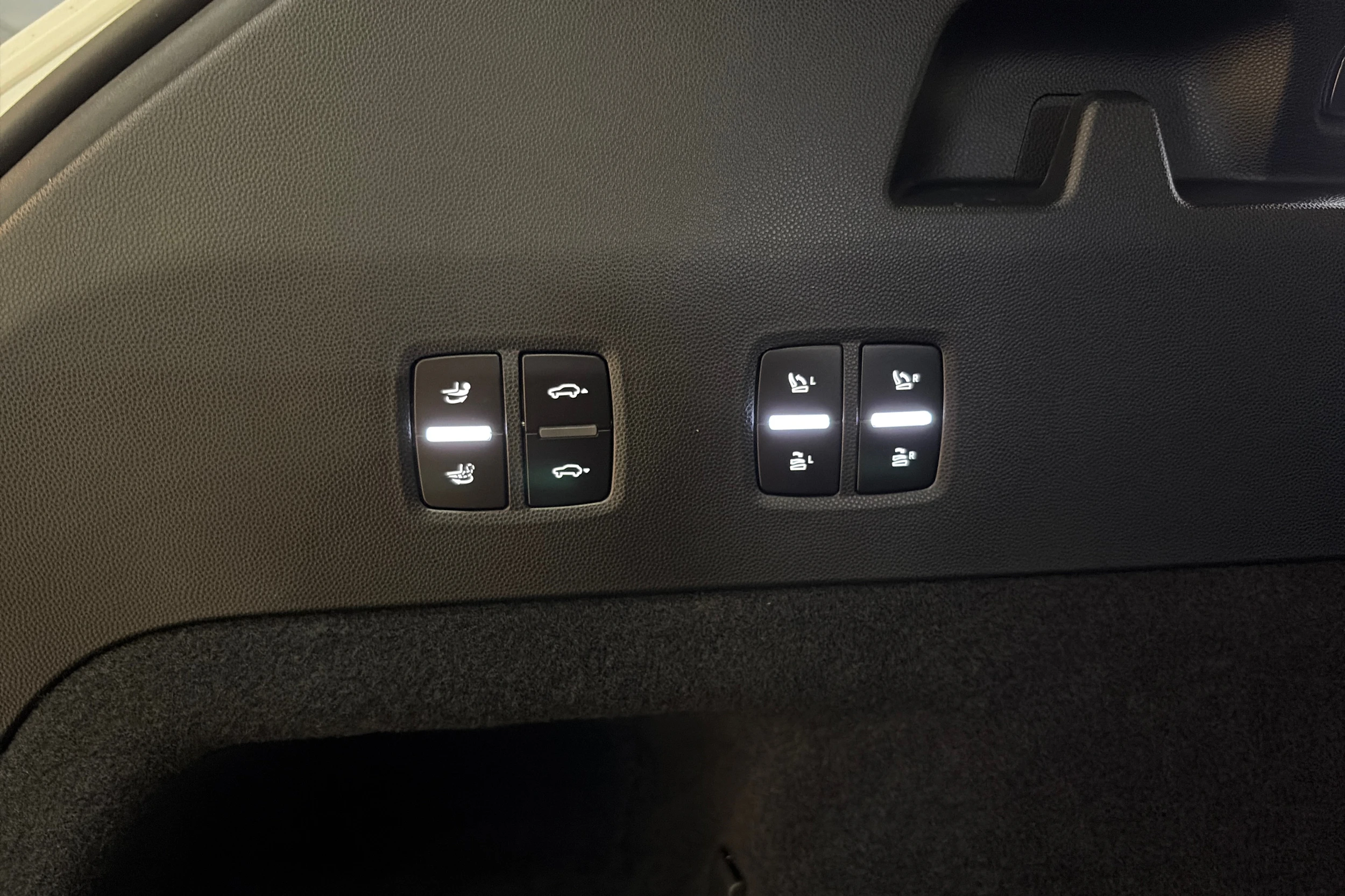 valkoinen Porsche Cayenne 2026 kuva 30.