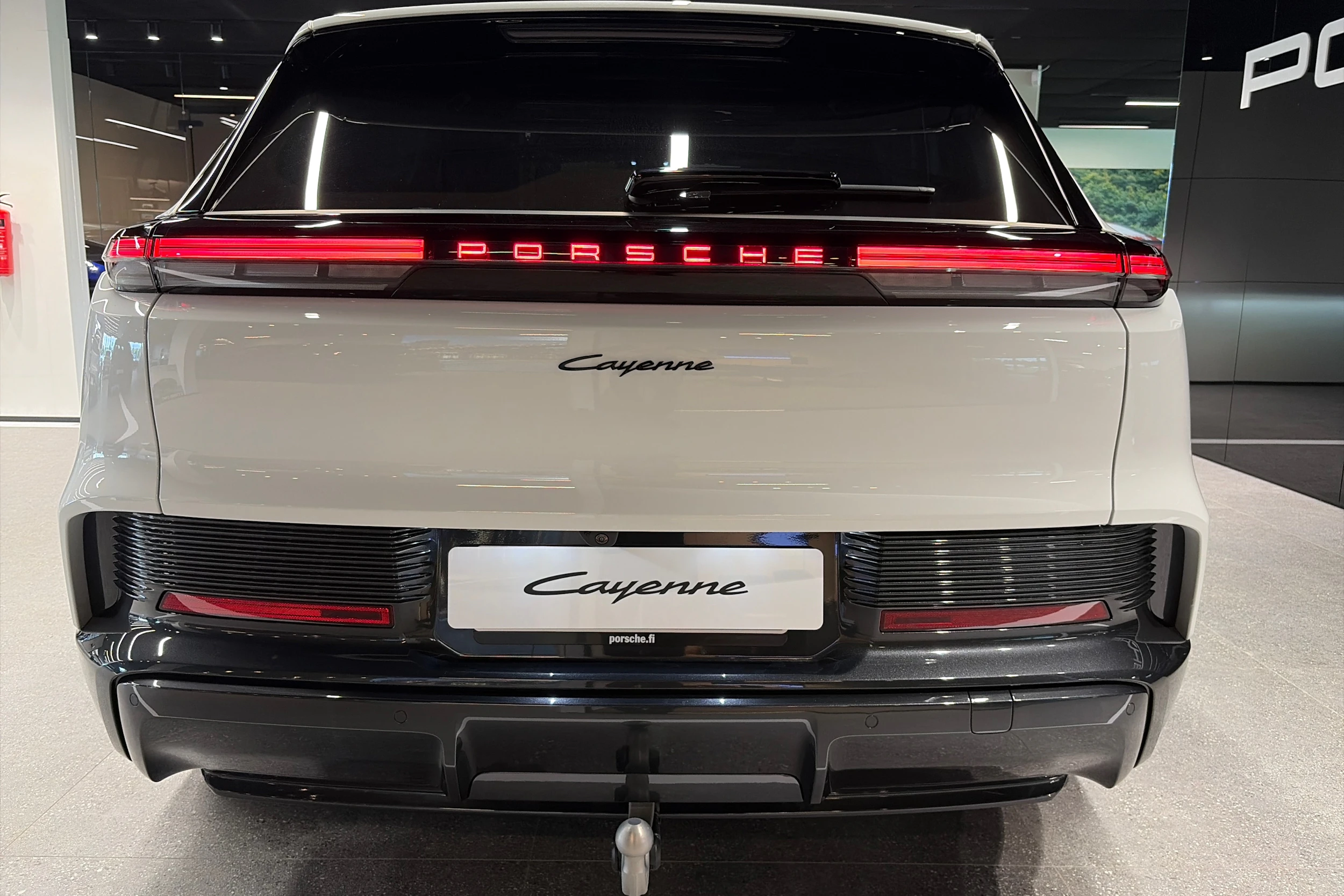 valkoinen Porsche Cayenne 2026 kuva 32.