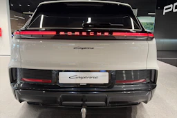valkoinen Porsche Cayenne 2026 kuva 32.