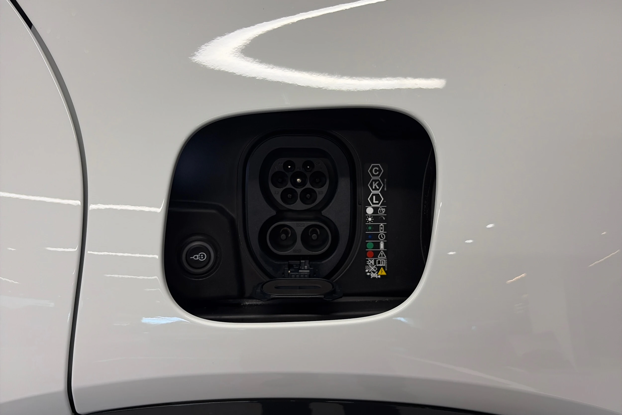 valkoinen Porsche Cayenne 2026 kuva 33.