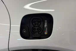 valkoinen Porsche Cayenne 2026 kuva 33.