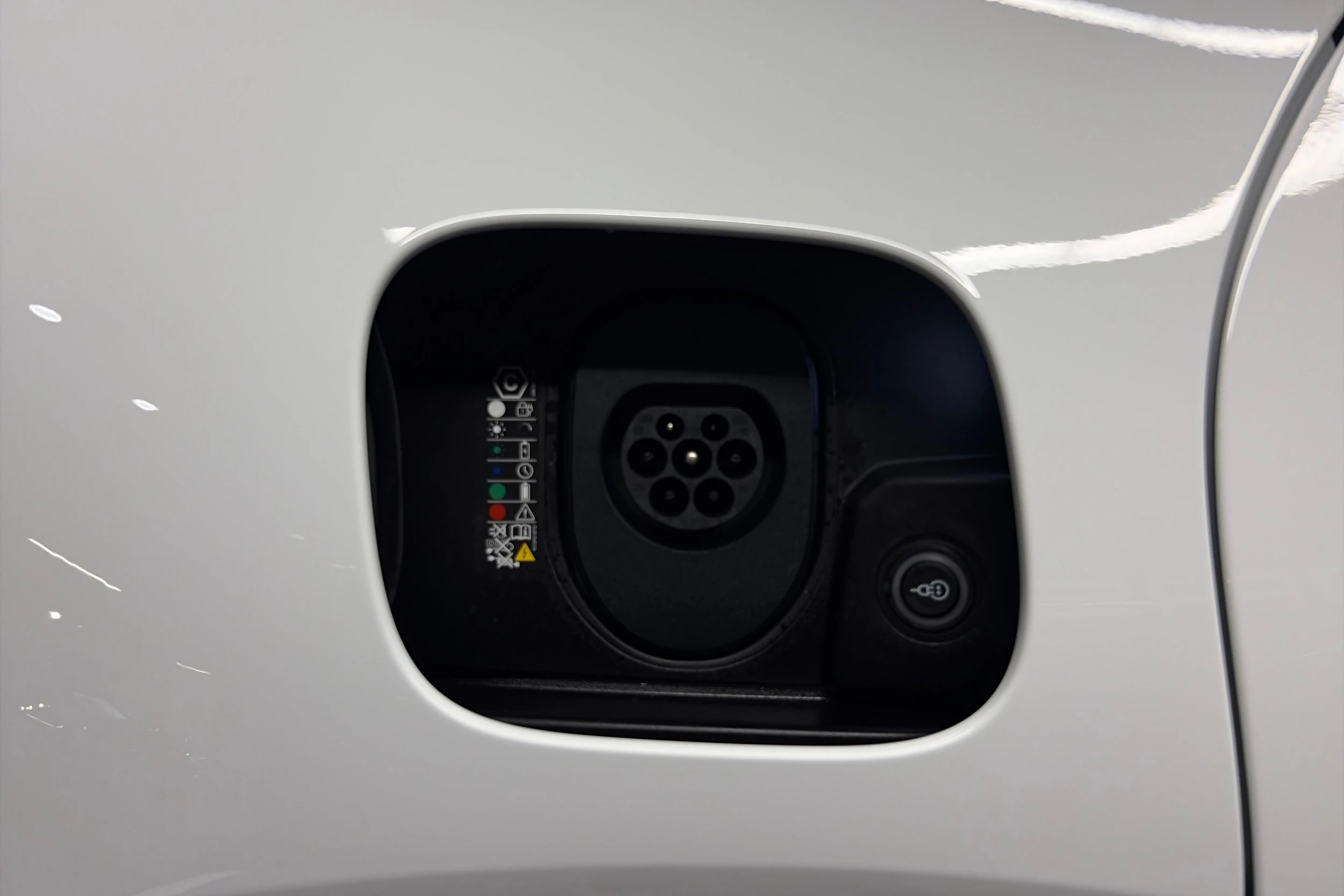 valkoinen Porsche Cayenne 2026 kuva 34.