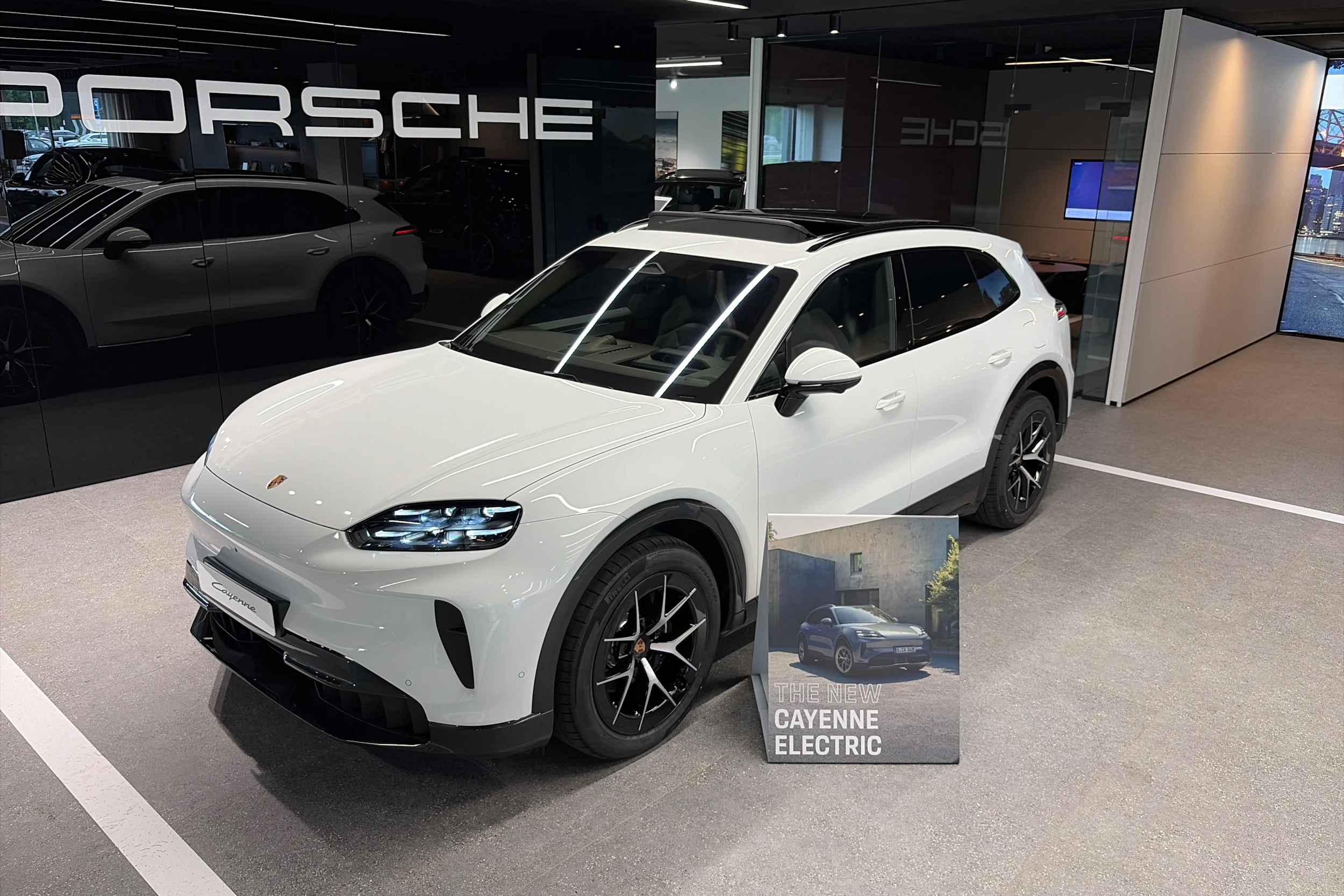 valkoinen Porsche Cayenne 2026 kuva 36.
