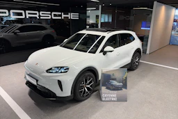 valkoinen Porsche Cayenne 2026 kuva 36.