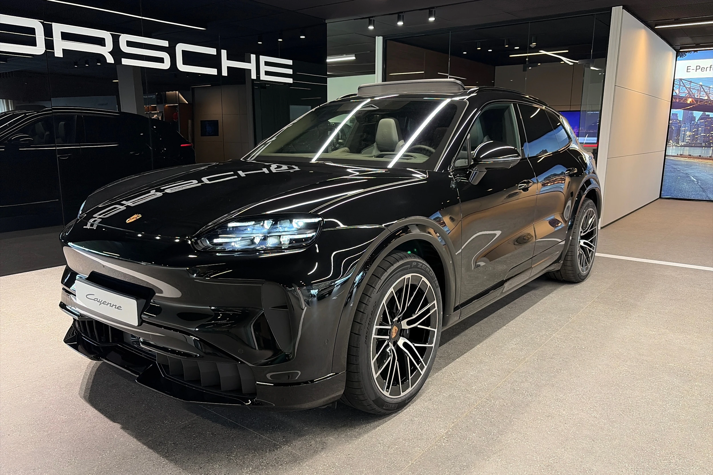 musta Porsche Cayenne 2026 kuva 11.