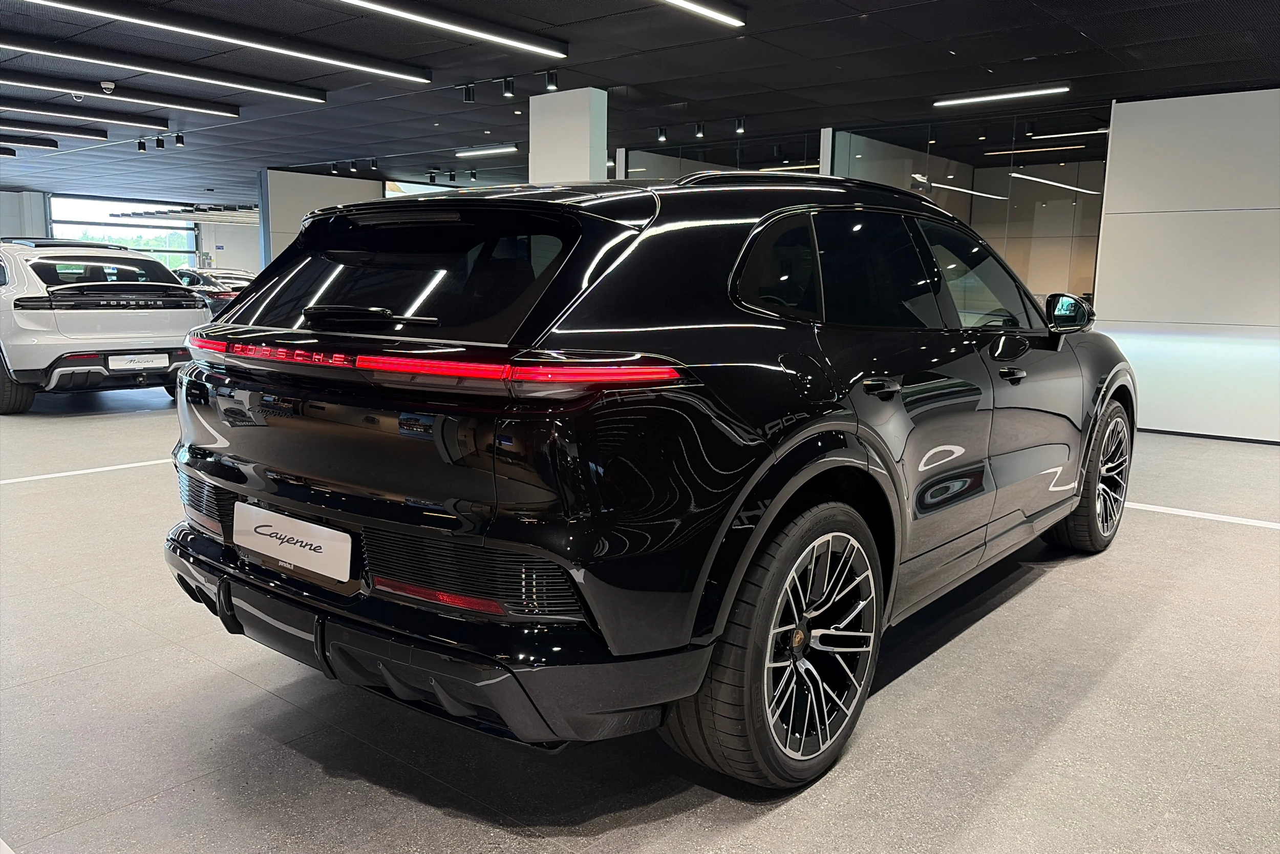 musta Porsche Cayenne 2026 kuva 12.