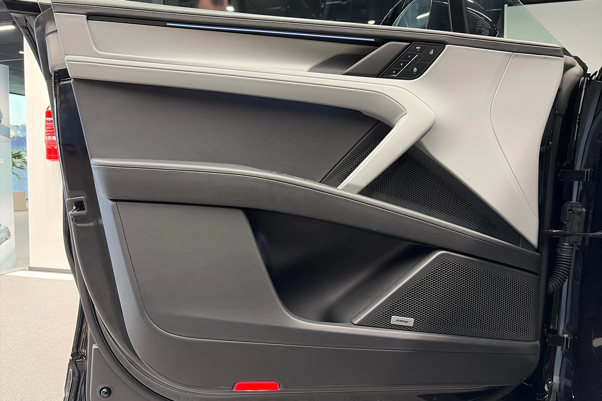 musta Porsche Cayenne 2026 kuva 13.
