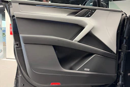 musta Porsche Cayenne 2026 kuva 13.