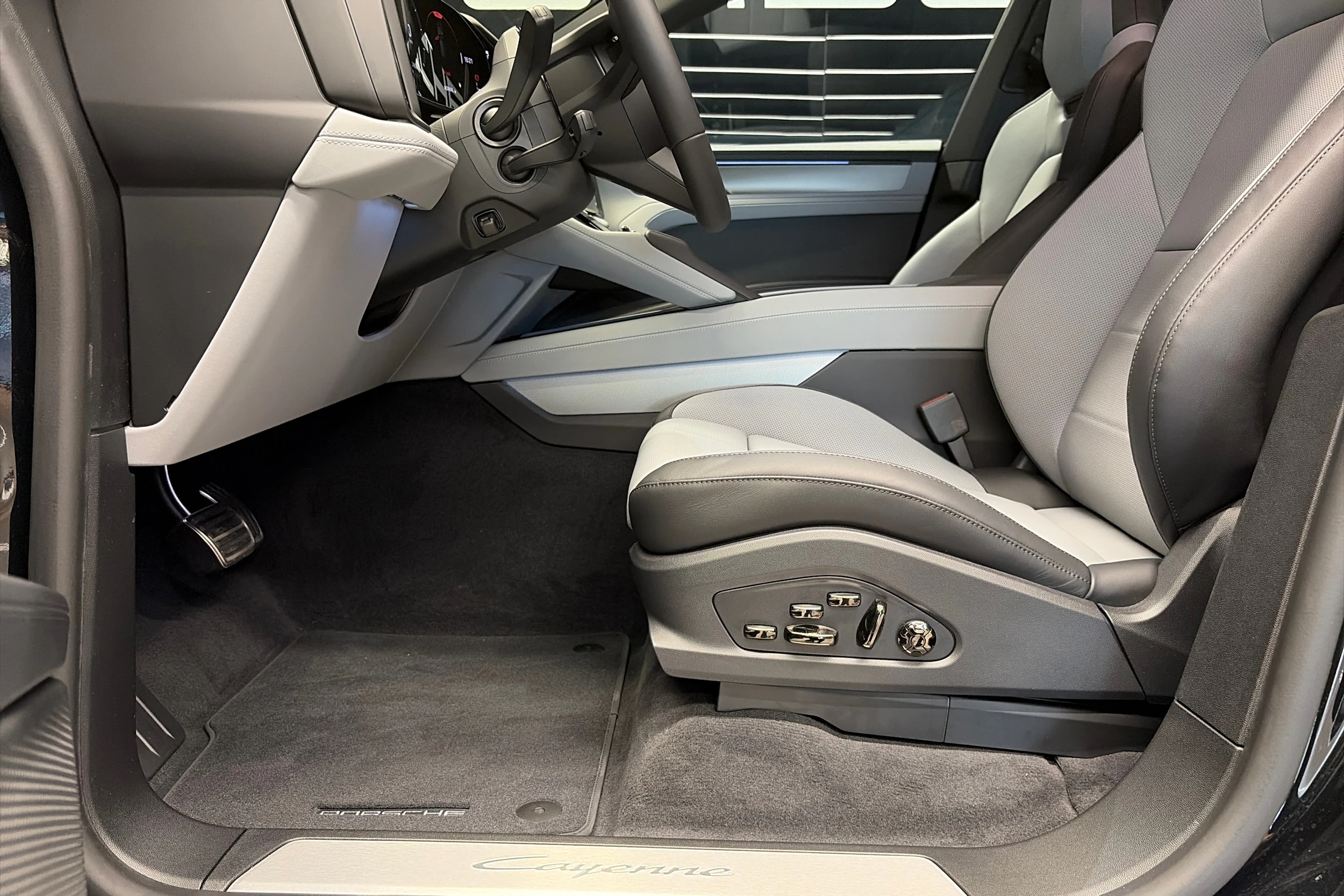 musta Porsche Cayenne 2026 kuva 14.