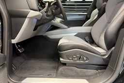musta Porsche Cayenne 2026 kuva 14.