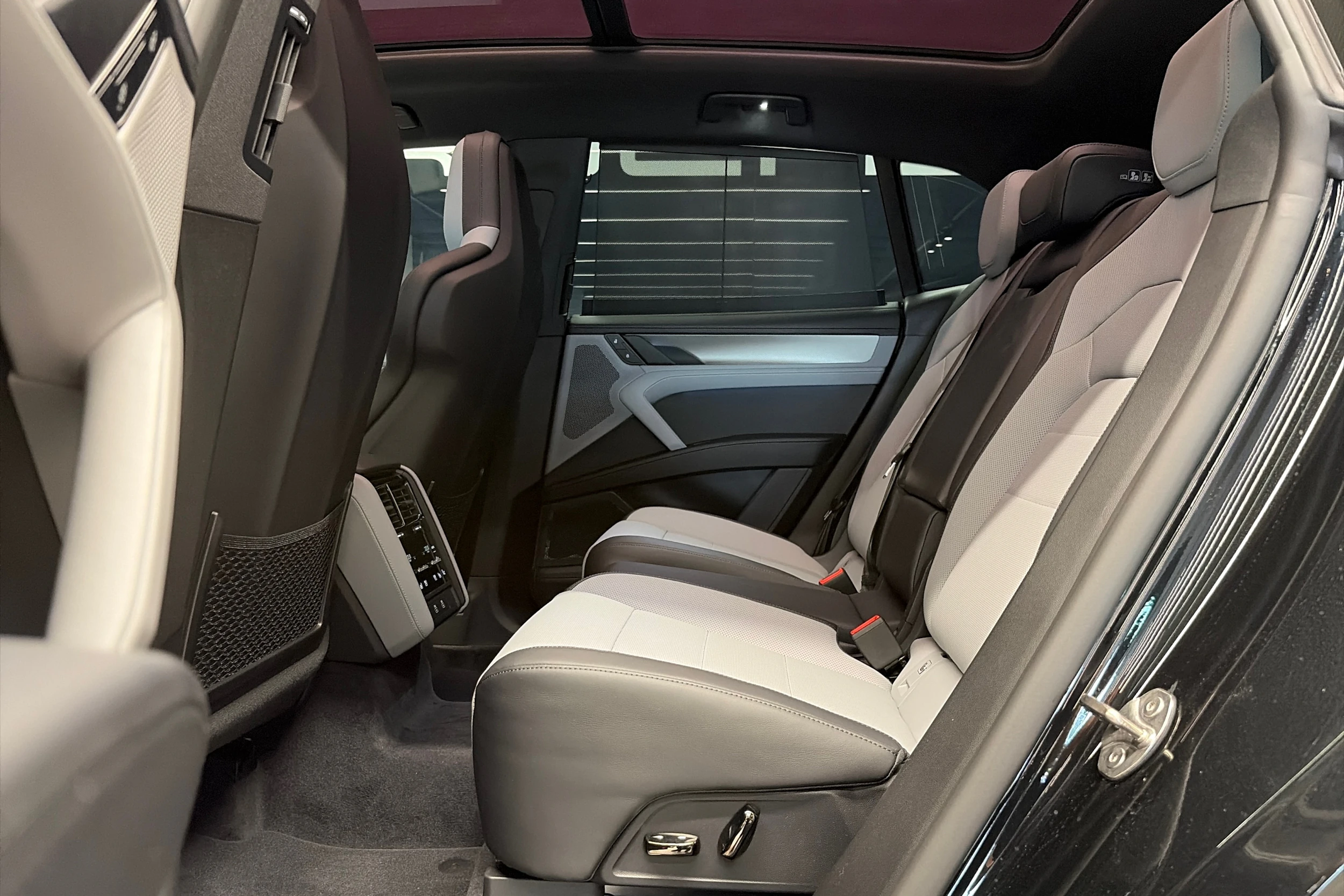musta Porsche Cayenne 2026 kuva 26.