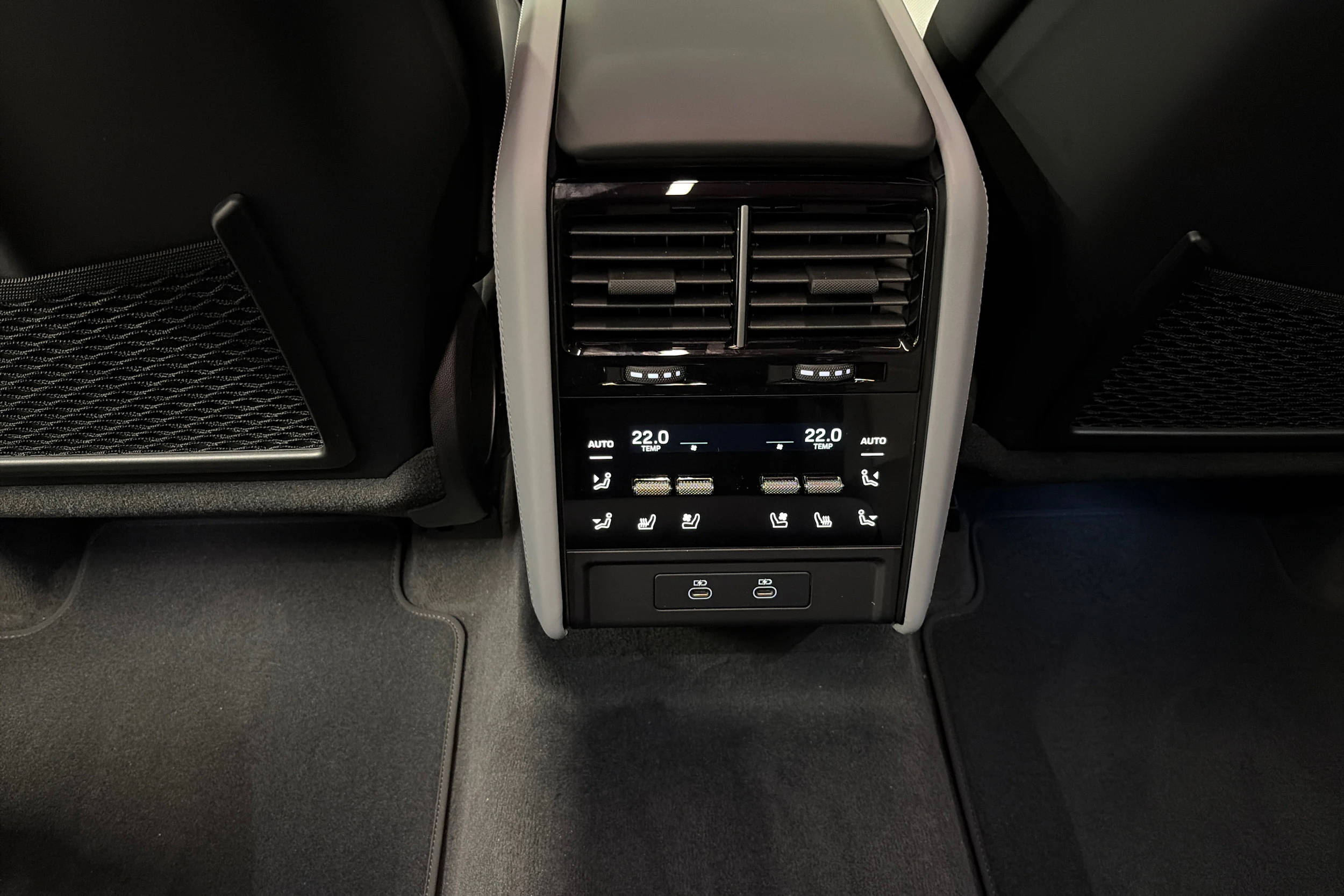 musta Porsche Cayenne 2026 kuva 27.