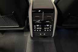 musta Porsche Cayenne 2026 kuva 27.