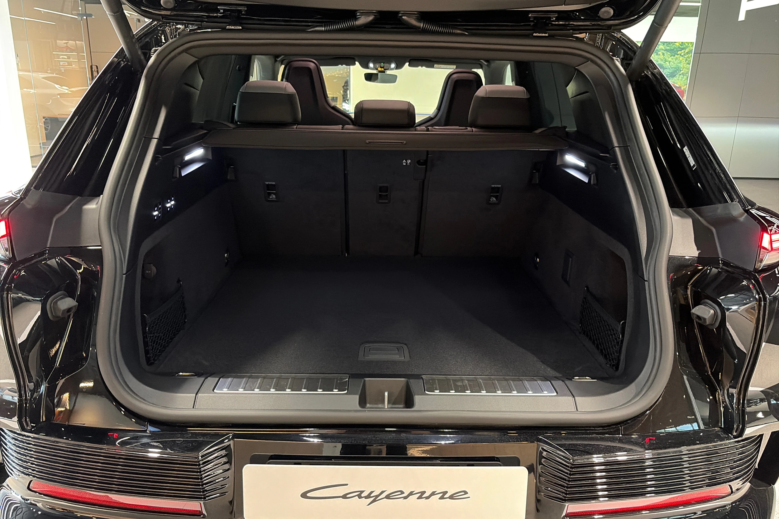musta Porsche Cayenne 2026 kuva 28.