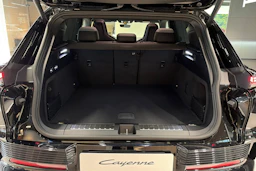 musta Porsche Cayenne 2026 kuva 28.
