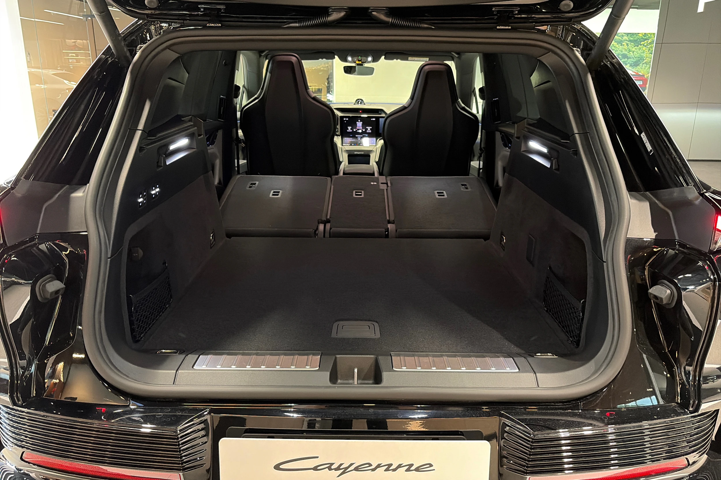musta Porsche Cayenne 2026 kuva 30.