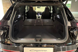 musta Porsche Cayenne 2026 kuva 30.