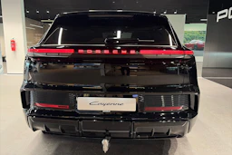 musta Porsche Cayenne 2026 kuva 33.