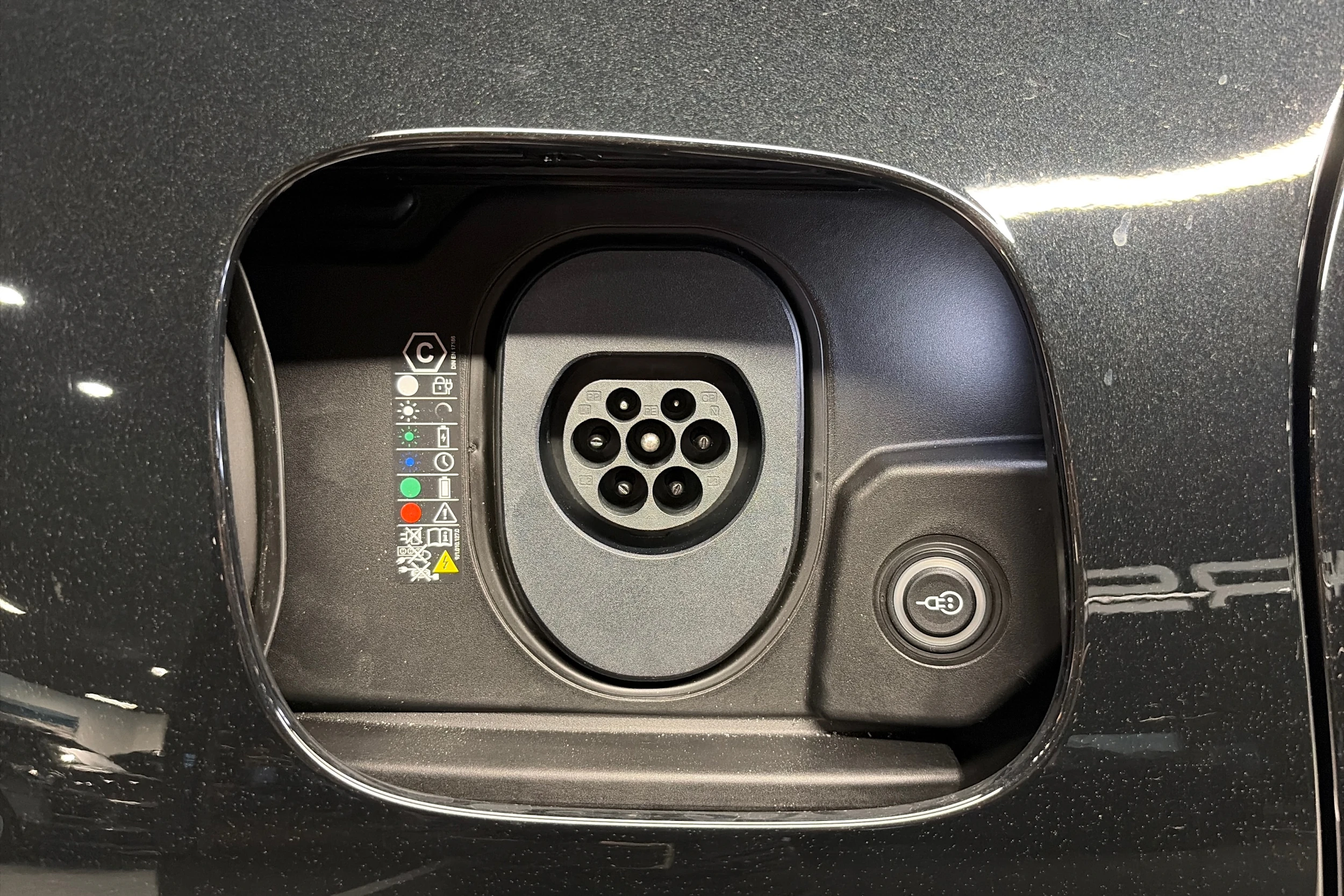 musta Porsche Cayenne 2026 kuva 36.