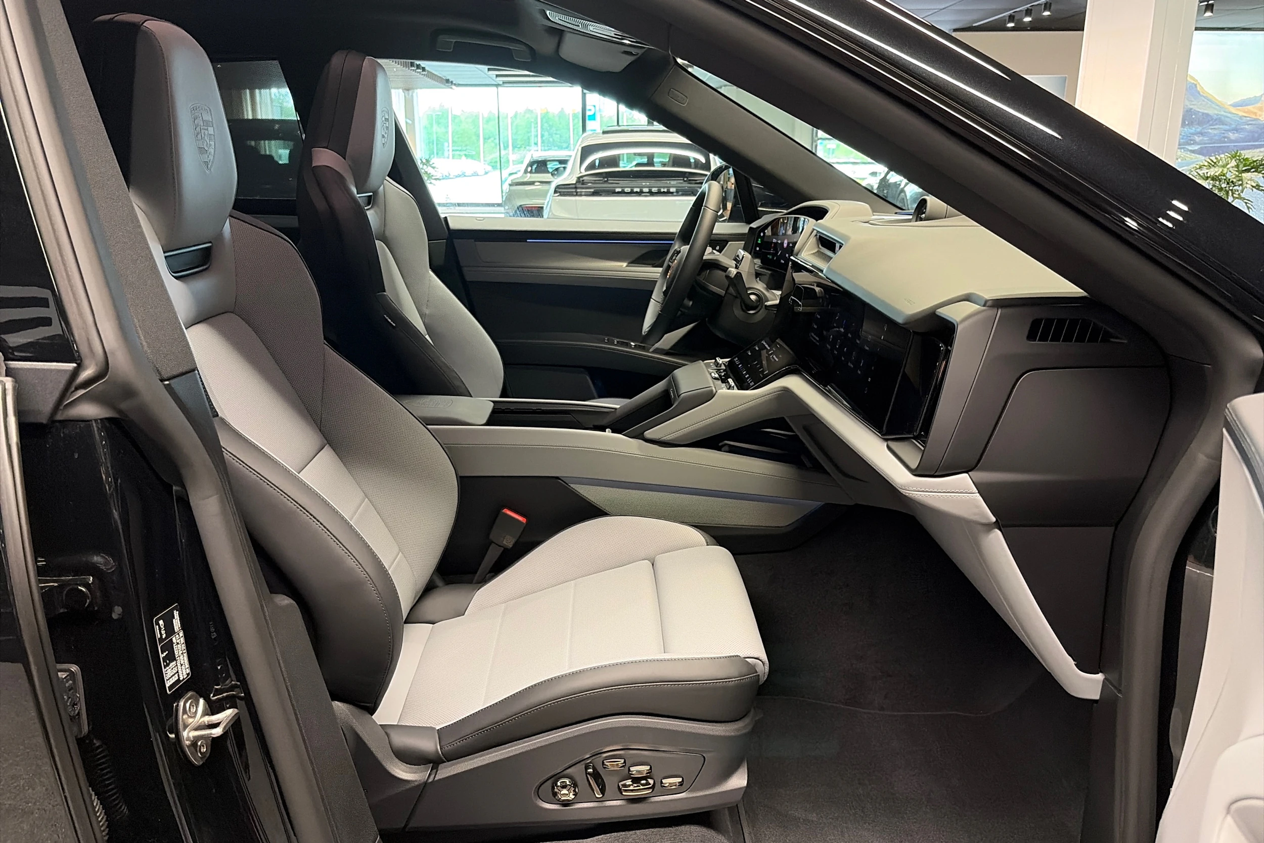 musta Porsche Cayenne 2026 kuva 37.
