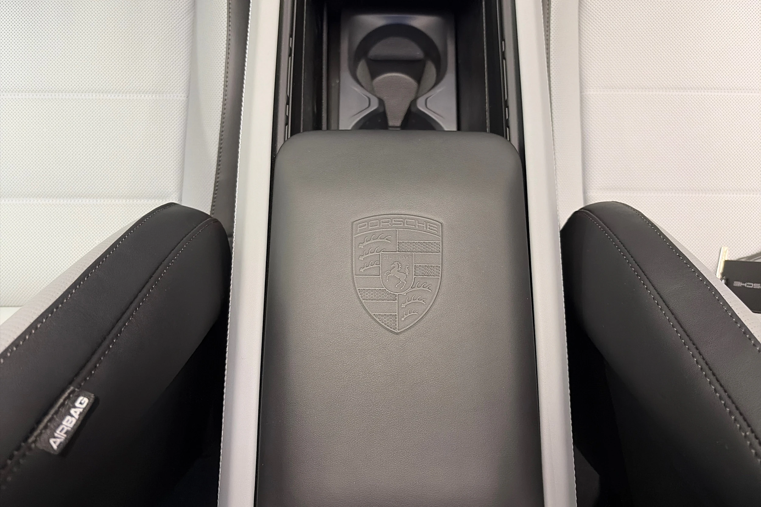 musta Porsche Cayenne 2026 kuva 40.
