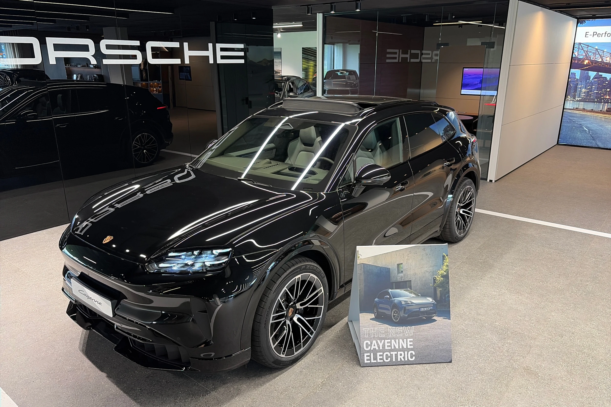 musta Porsche Cayenne 2026 kuva 41.