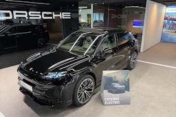 musta Porsche Cayenne 2026 kuva 41.