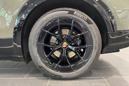 met. vihreä Porsche Cayenne 2026 kuva 10.