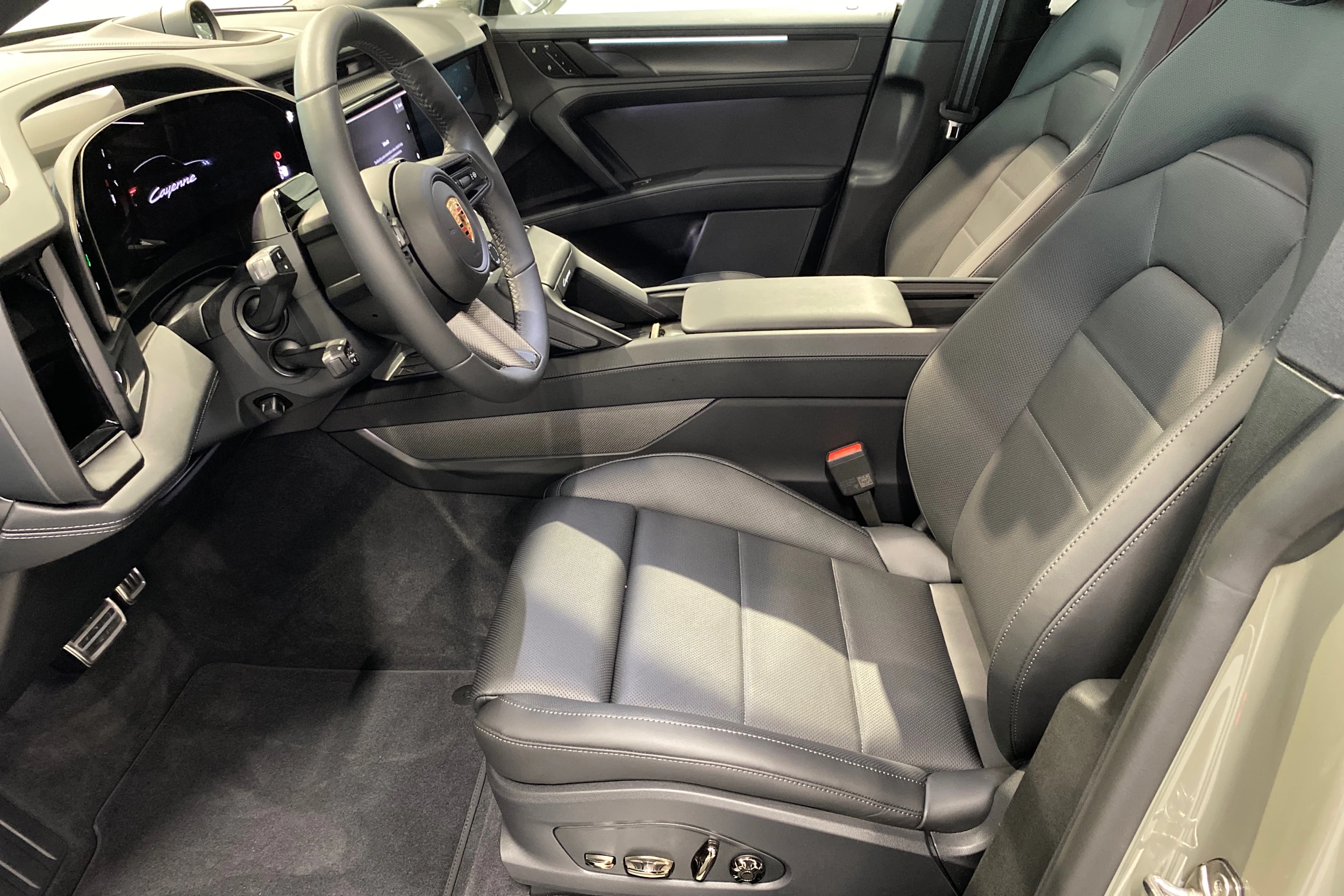 met. vihreä Porsche Cayenne 2026 kuva 16.