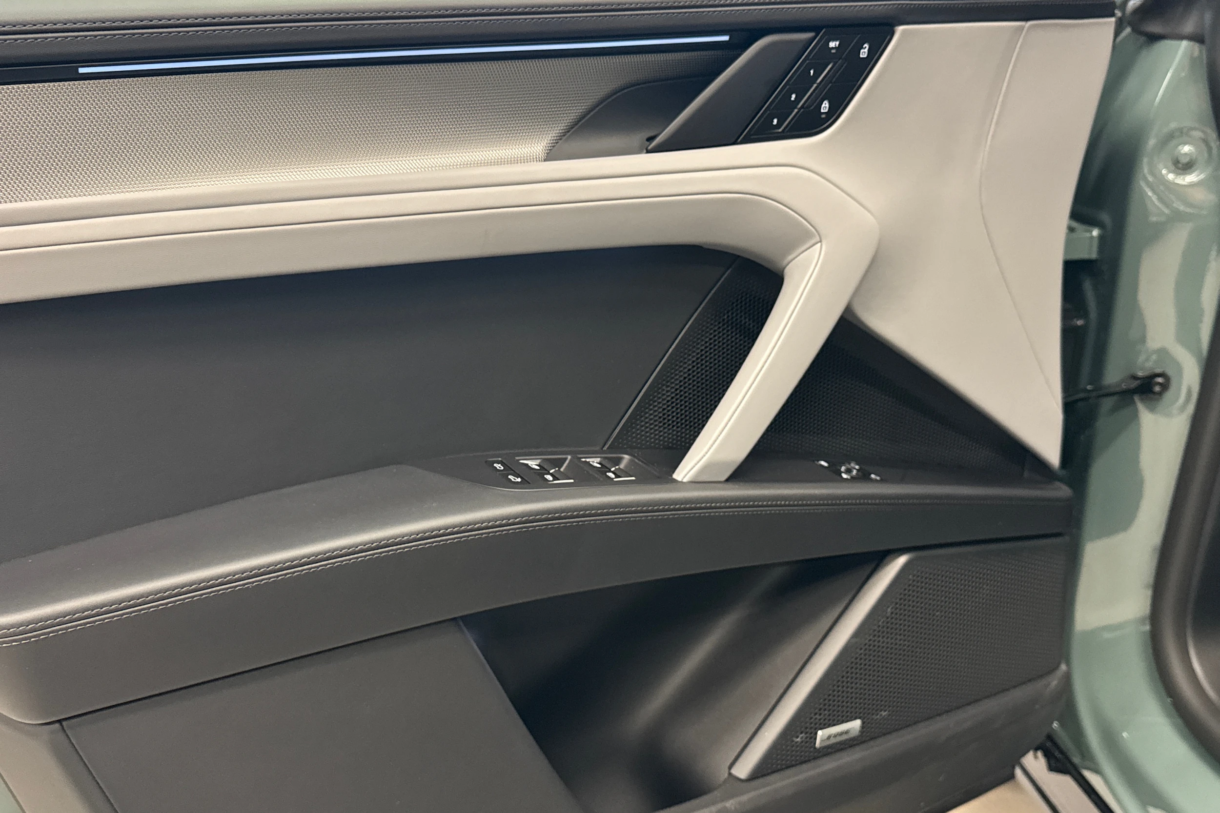 Vihreä Porsche Cayenne 2026 kuva 11.