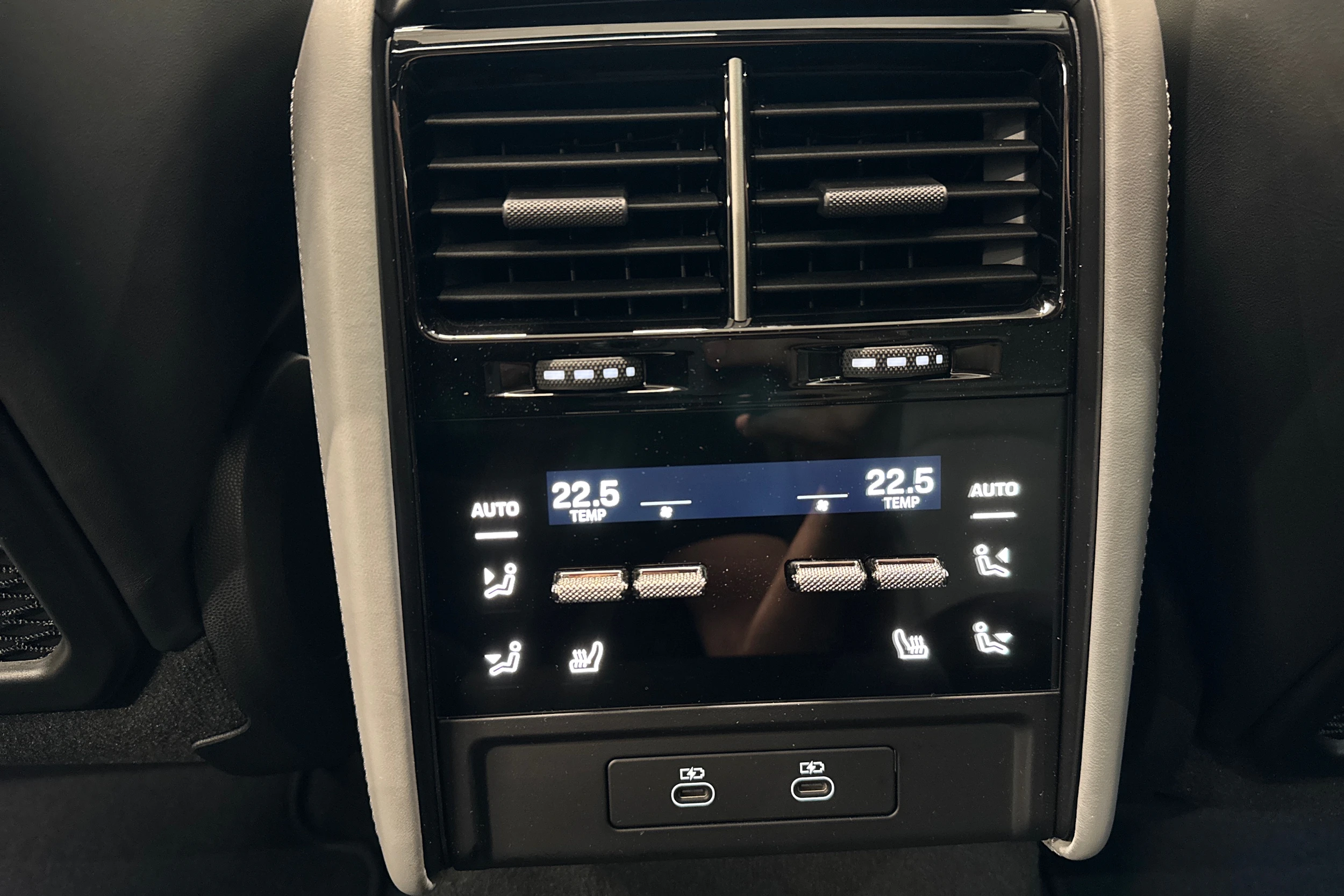 Vihreä Porsche Cayenne 2026 kuva 16.