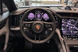 Vihreä Porsche Cayenne 2026 kuva 17.