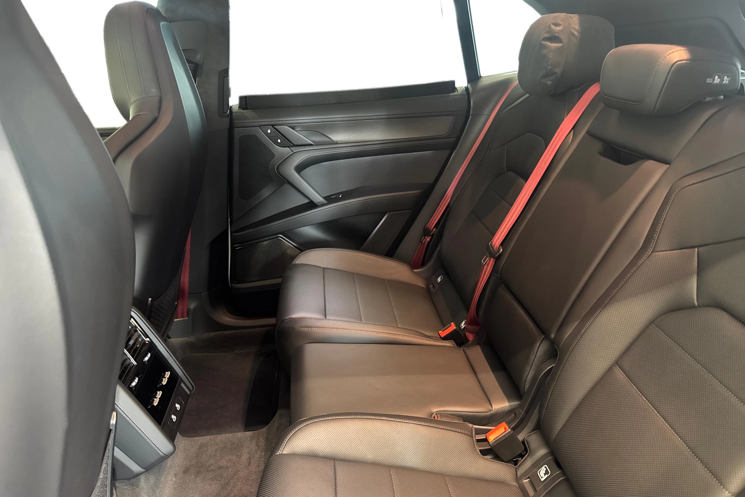 valkoinen Porsche Cayenne 2026 kuva 8.
