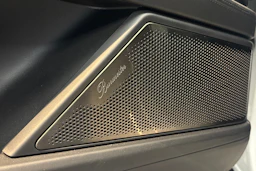valkoinen Porsche Cayenne 2026 kuva 12.