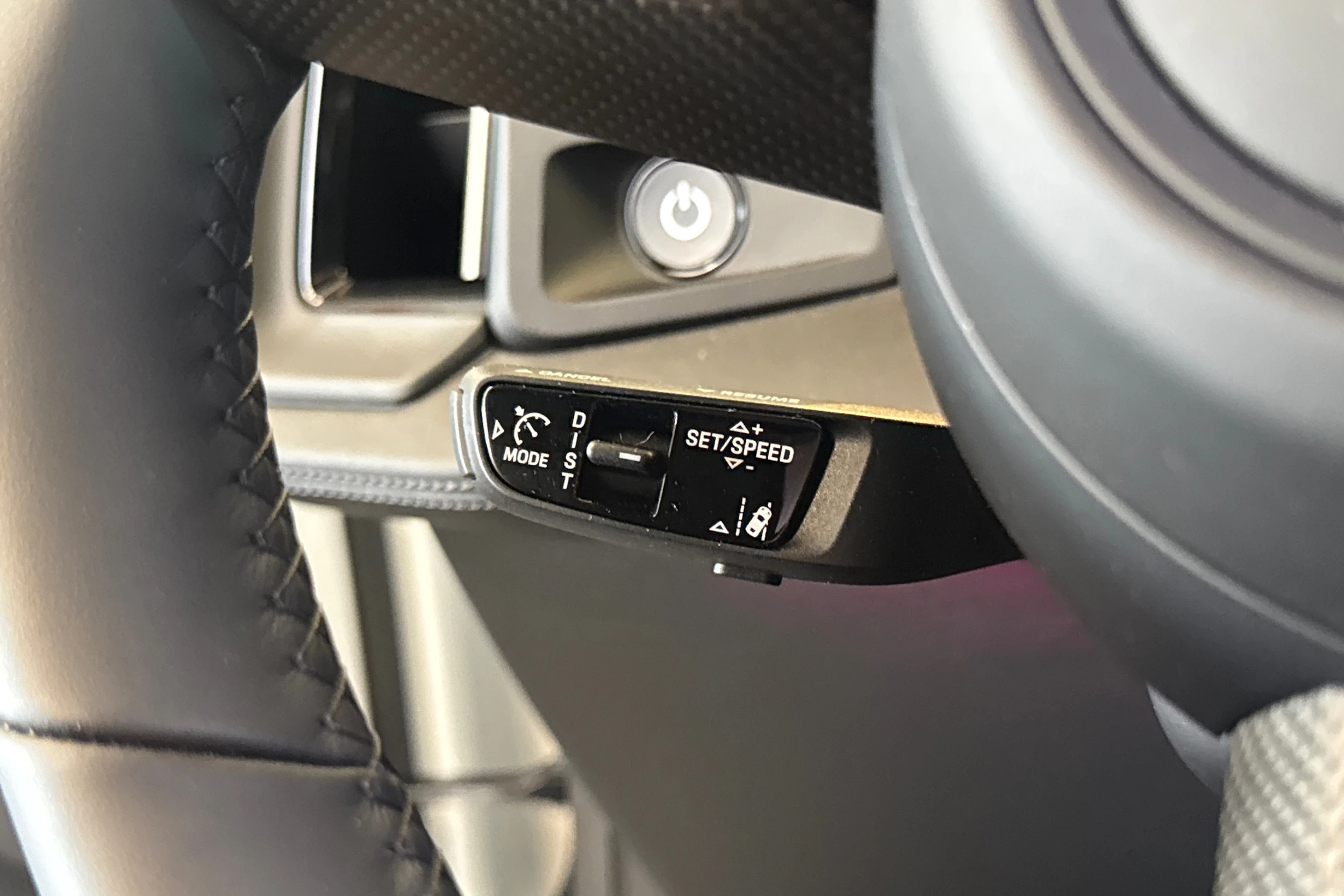valkoinen Porsche Cayenne 2026 kuva 13.