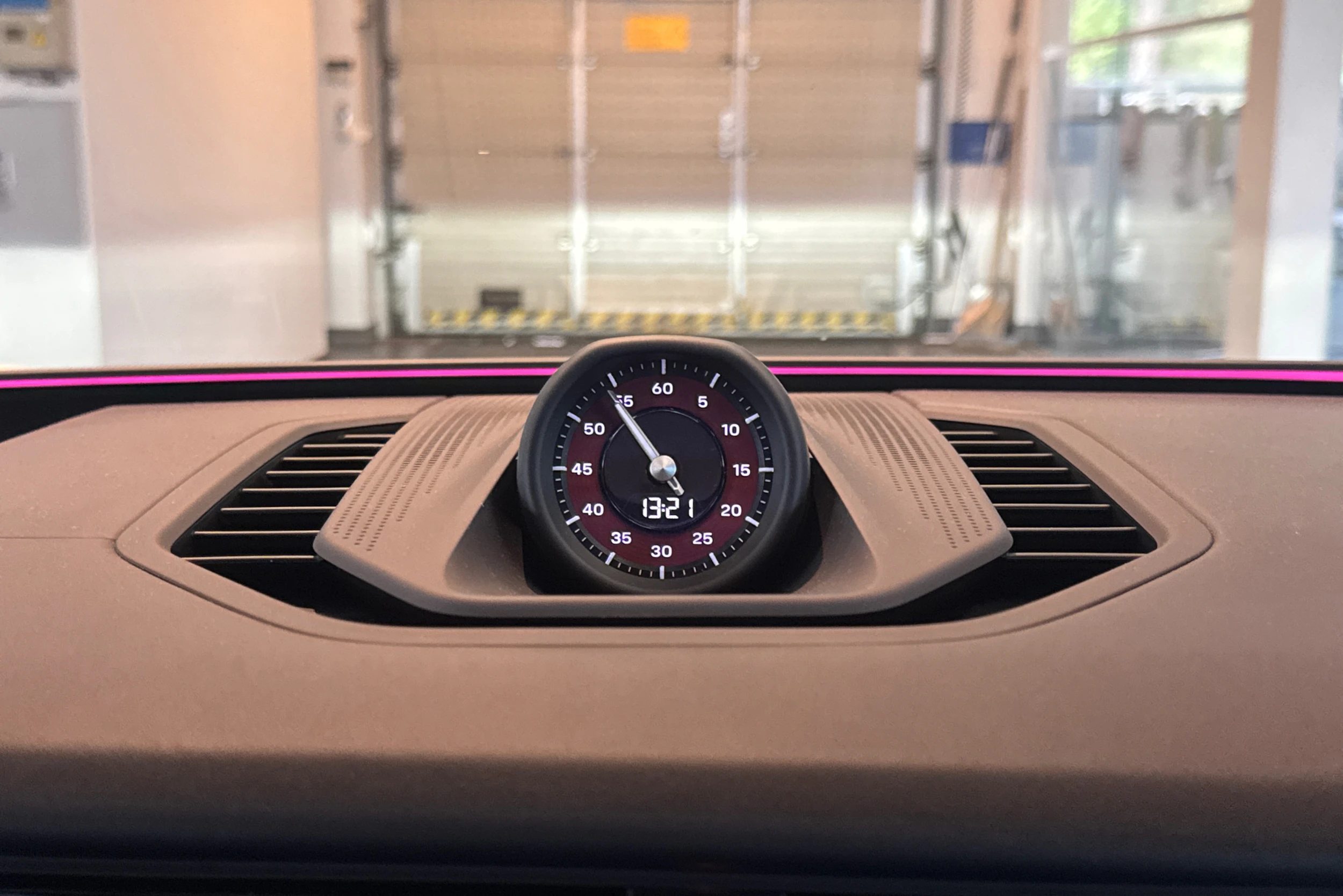 valkoinen Porsche Cayenne 2026 kuva 17.