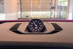 valkoinen Porsche Cayenne 2026 kuva 17.