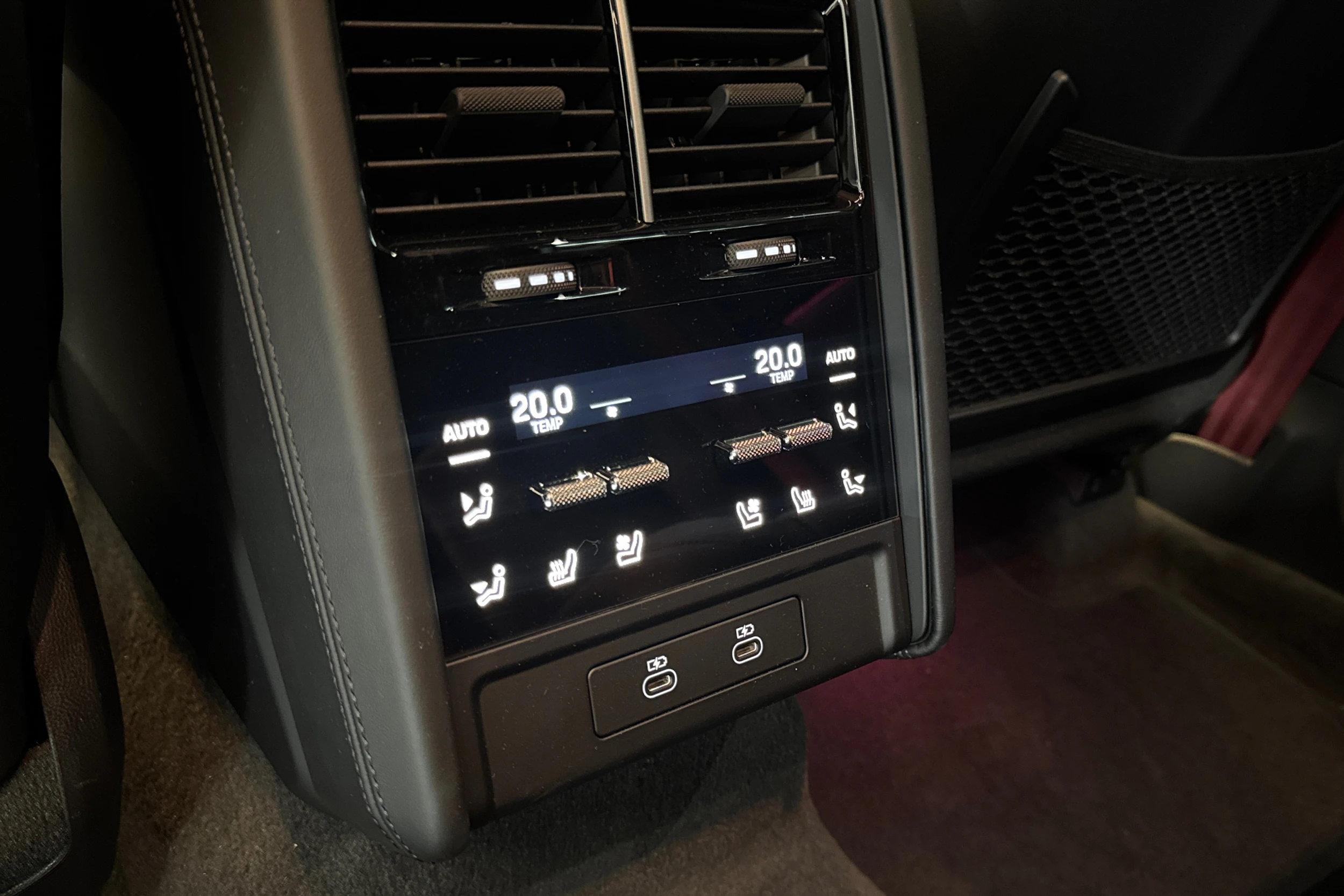 valkoinen Porsche Cayenne 2026 kuva 19.