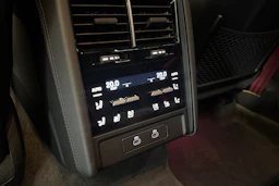 valkoinen Porsche Cayenne 2026 kuva 19.
