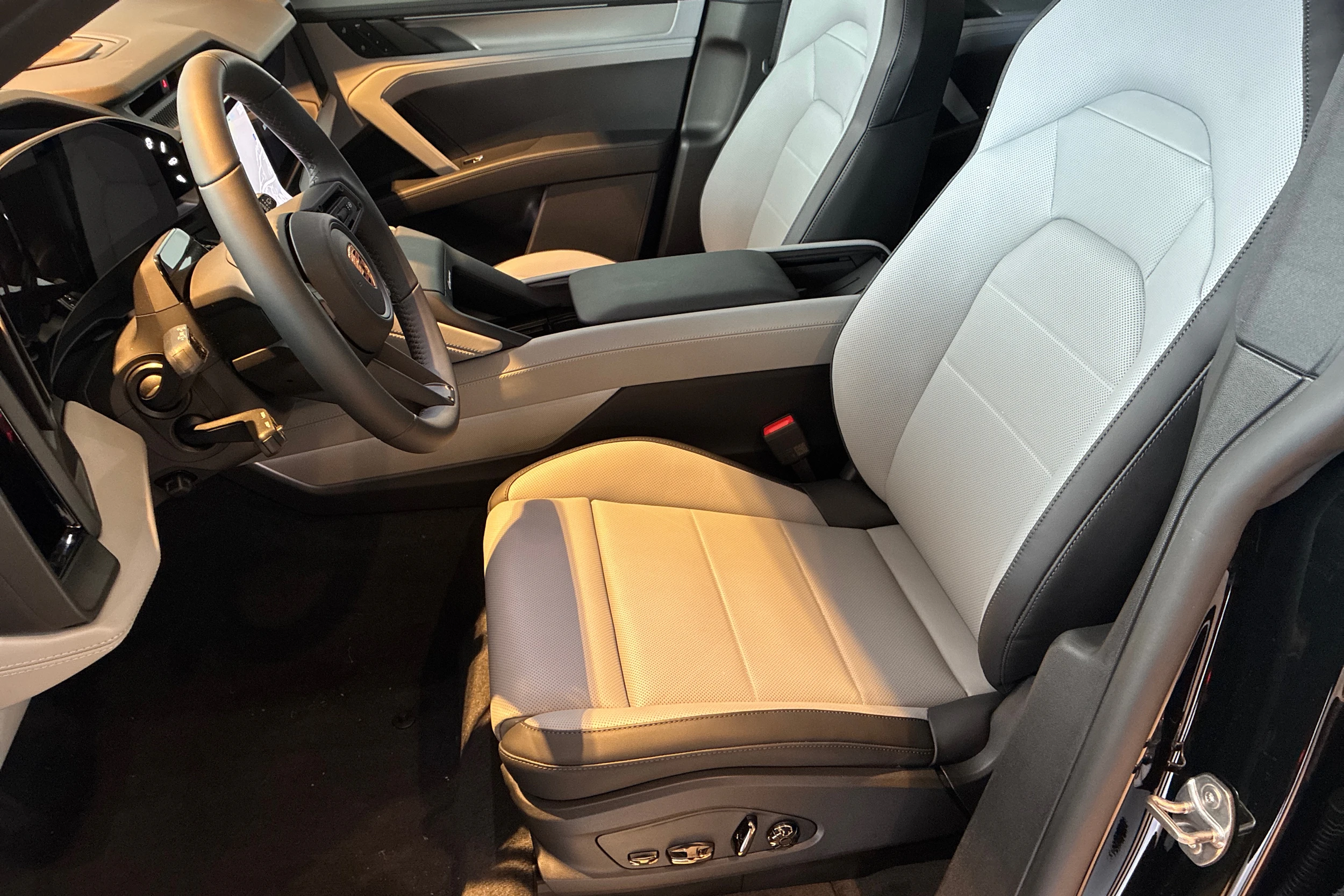 chromite black metal Porsche Cayenne 2026 kuva 12.
