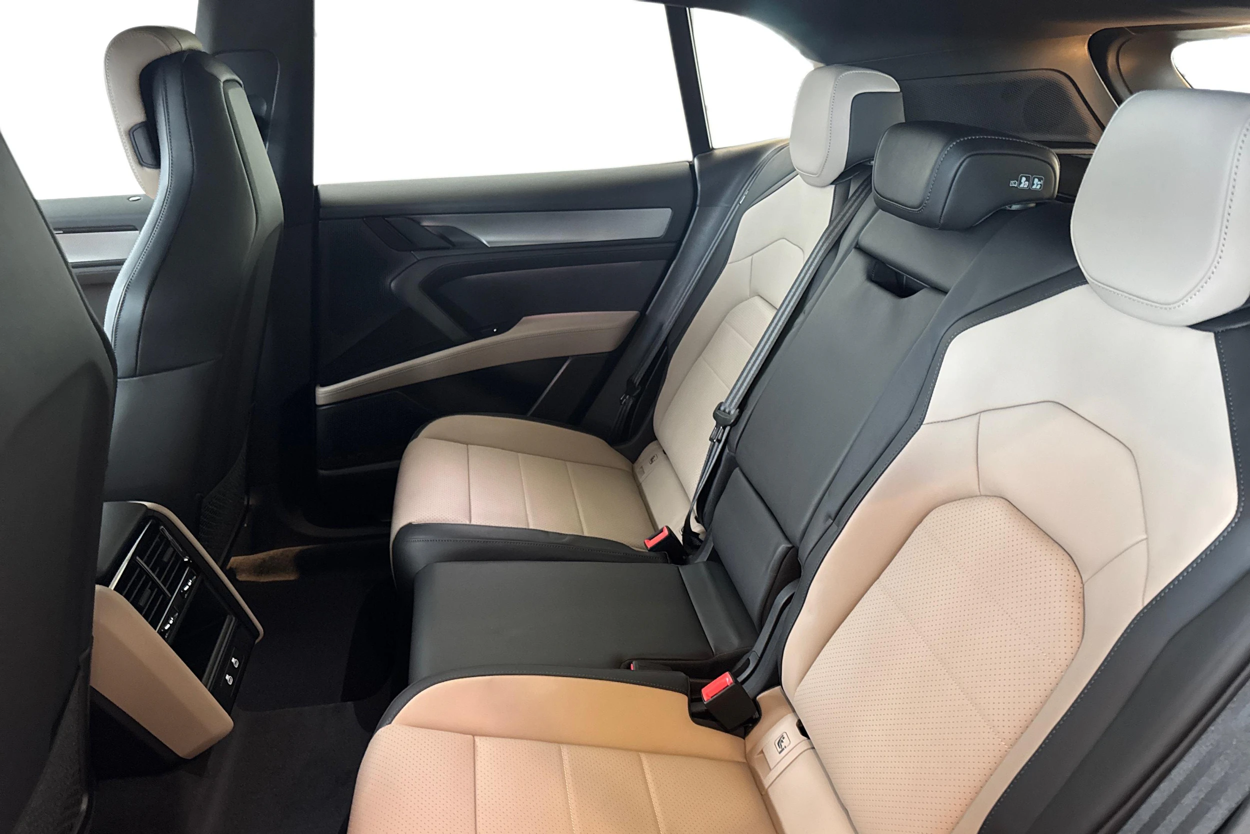 harmaa Porsche Cayenne 2026 kuva 8.