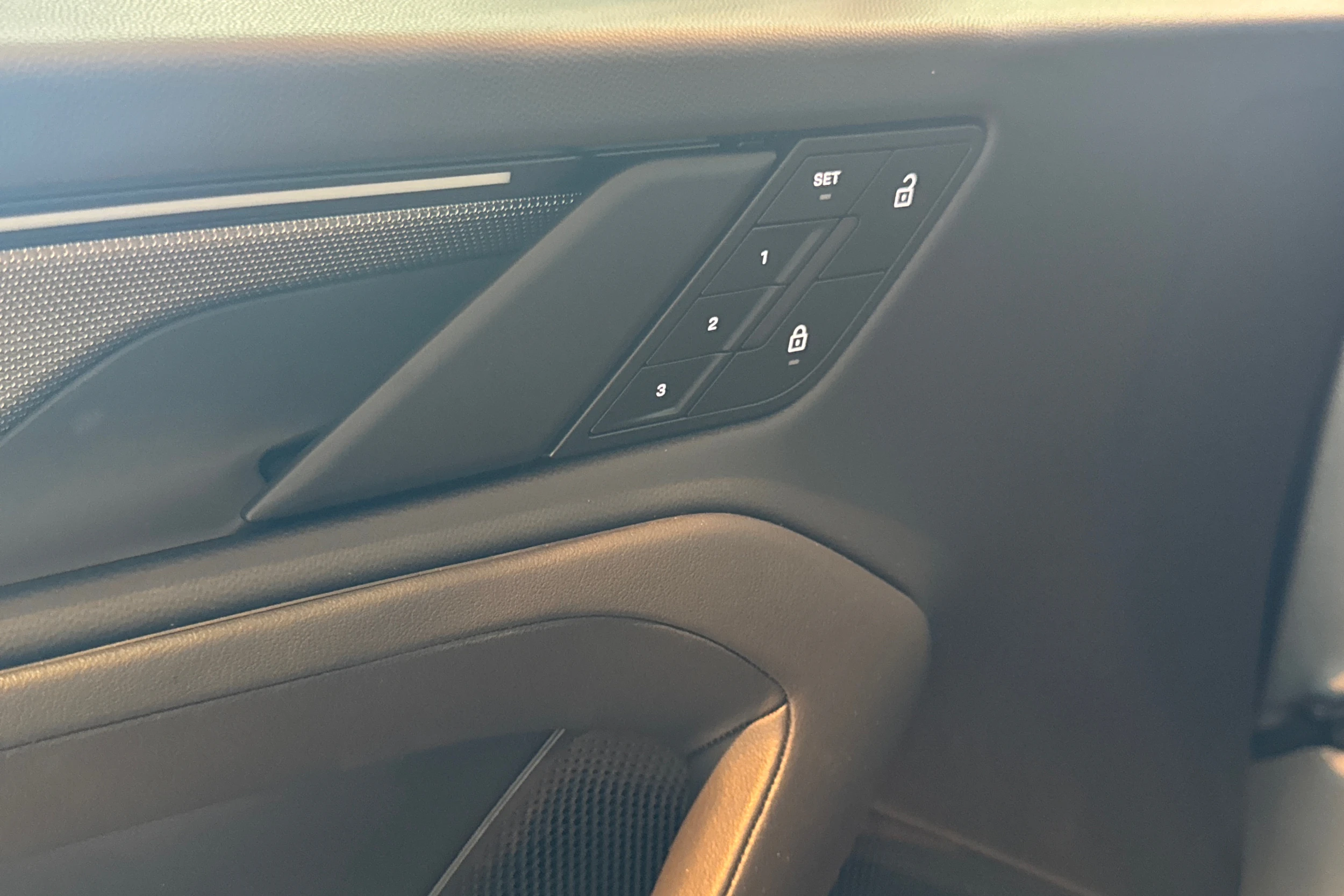 harmaa Porsche Cayenne 2026 kuva 11.