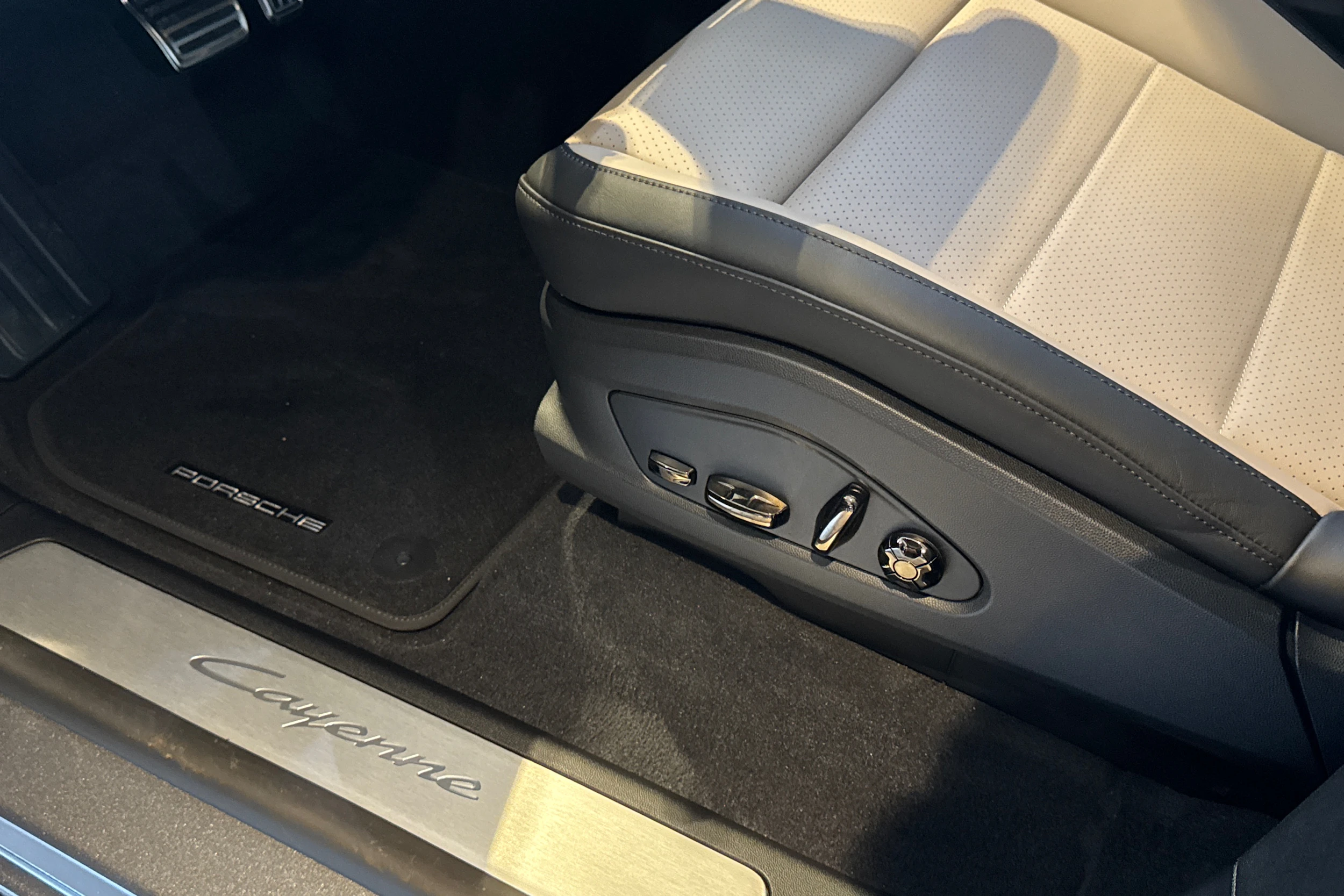 harmaa Porsche Cayenne 2026 kuva 12.