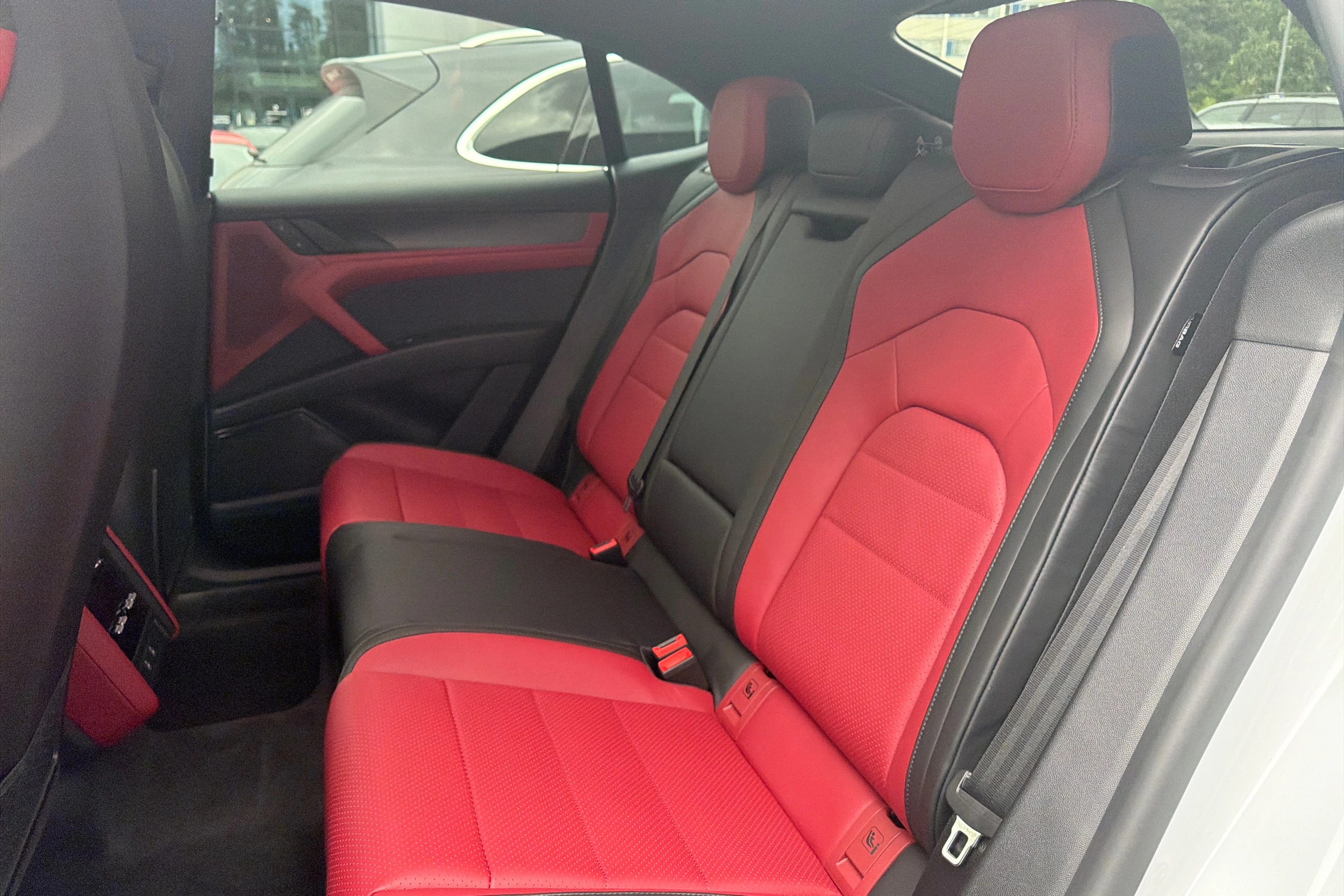 valkoinen Porsche Cayenne 2026 kuva 10.