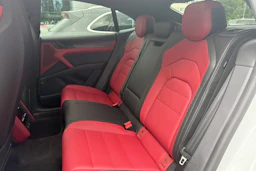 valkoinen Porsche Cayenne 2026 kuva 10.
