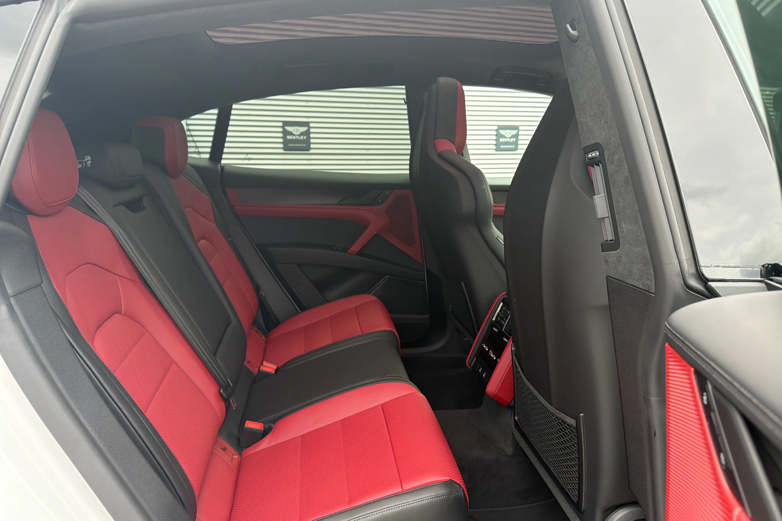 valkoinen Porsche Cayenne 2026 kuva 11.