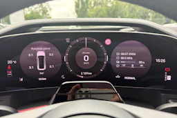 valkoinen Porsche Cayenne 2026 kuva 18.