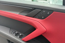 valkoinen Porsche Cayenne 2026 kuva 23.