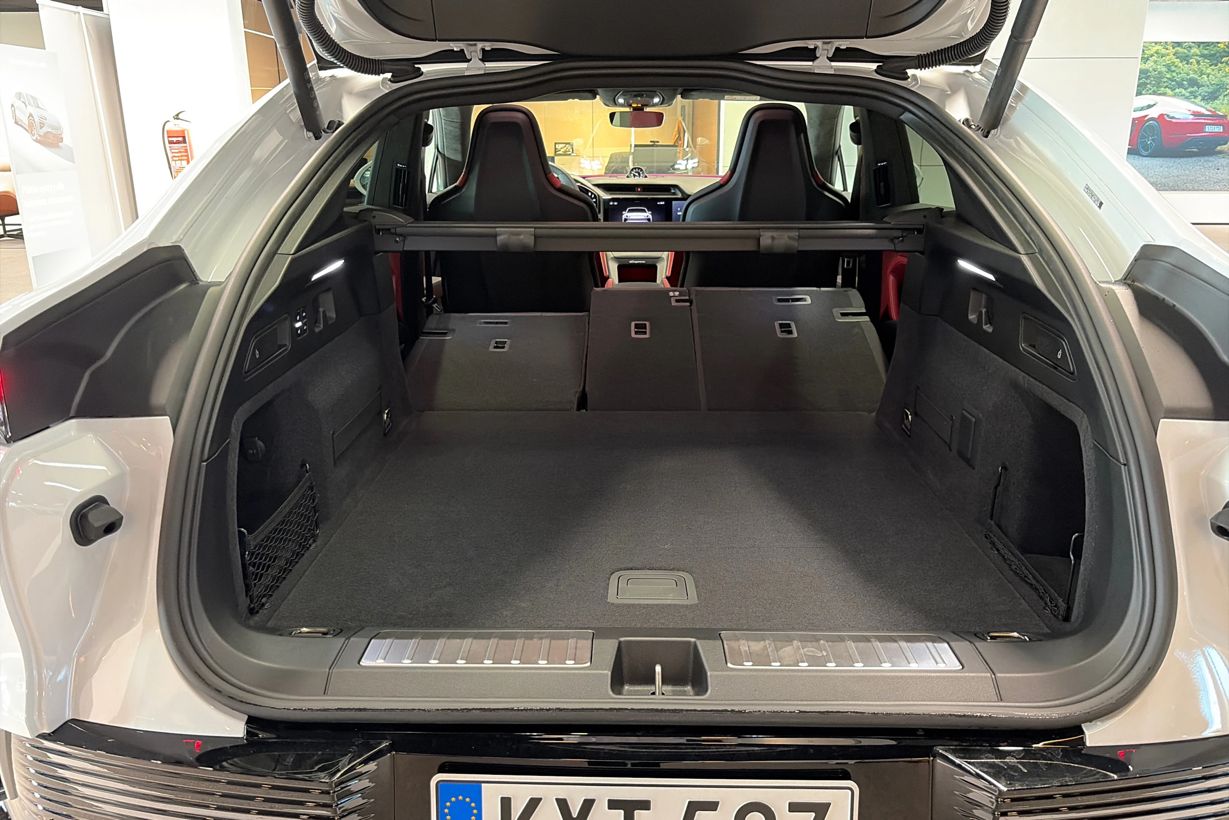 valkoinen Porsche Cayenne 2026 kuva 29.