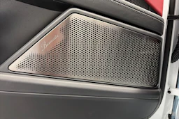 valkoinen Porsche Cayenne 2026 kuva 34.